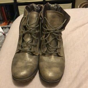 Great metallic finished boots!